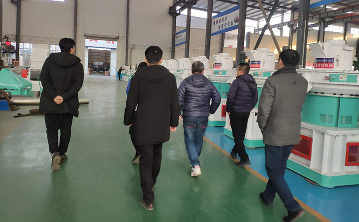 客戶參觀星空体育彩票官网顆粒機展廳