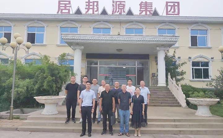 與(yu) 考察團進行合影留念