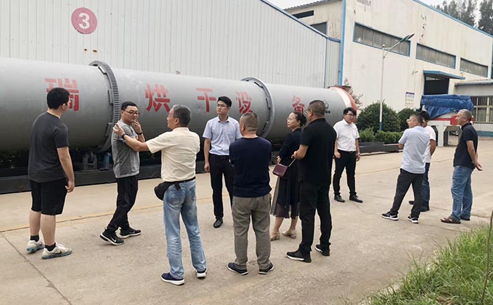 考察團對滾筒烘幹筒進行了解