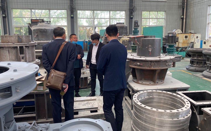 陝西漢中客戶參觀顆粒機加工車間.jpg