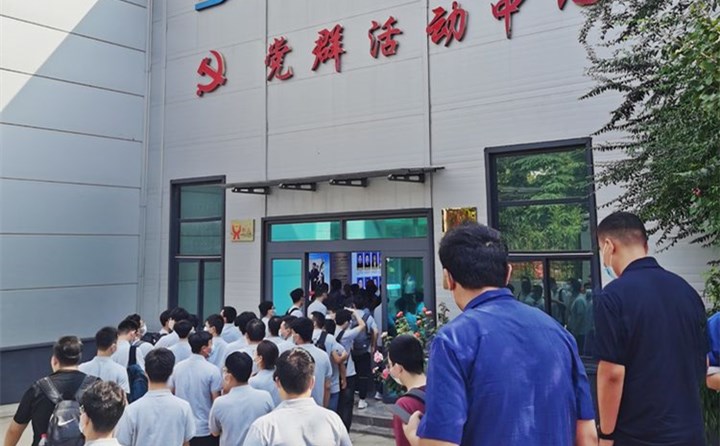 景書(shu) 記首先帶領同學們(men) 走進集團黨(dang) 群活動中心.jpg