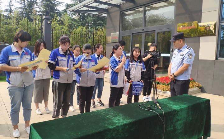 民警為(wei) 員工解答被詐騙的疑問.jpg