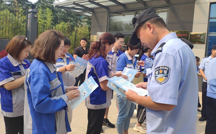 民警向員工發放防詐騙宣傳(chuan) 材料.jpg