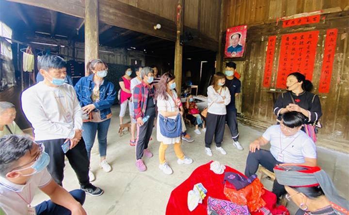 銷售精英們(men) 學習(xi) 桂林文化.jpg