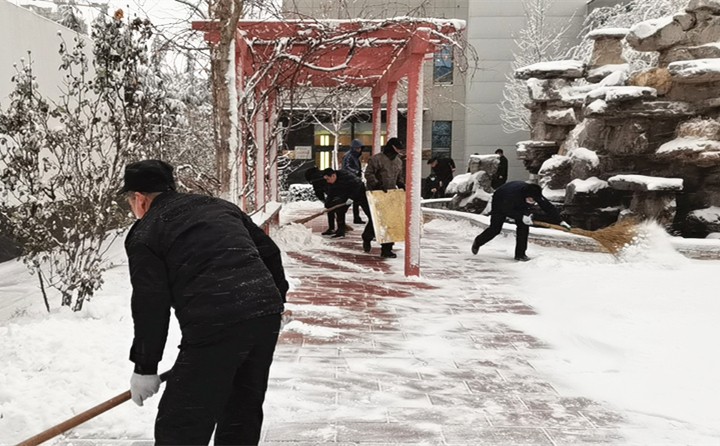 山東(dong) 星空体育彩票官网辦公樓前掃雪的人兒(er) .jpg