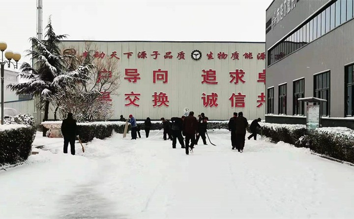 星空体育彩票官网顆粒機班組掃雪中.jpg