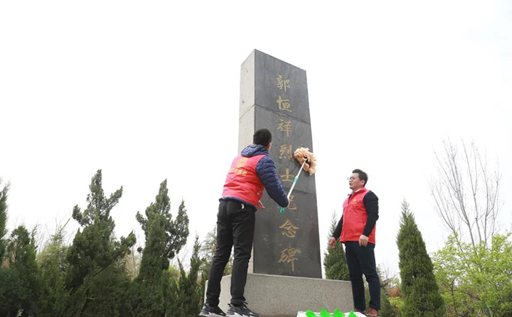 職工誌願者對紀念碑進行清理、擦拭.jpg