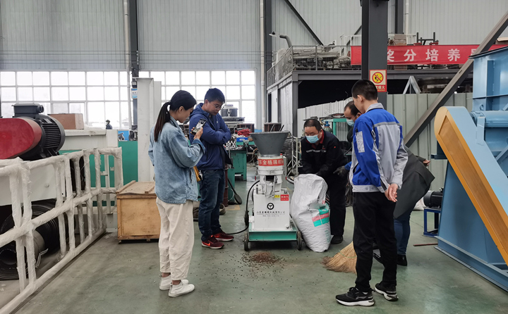 山東(dong) 省內(nei) 客戶來考察羊飼料顆粒機.jpg