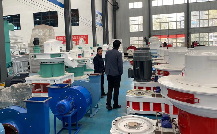 河南鄭州客戶考察木屑製粒機.jpg