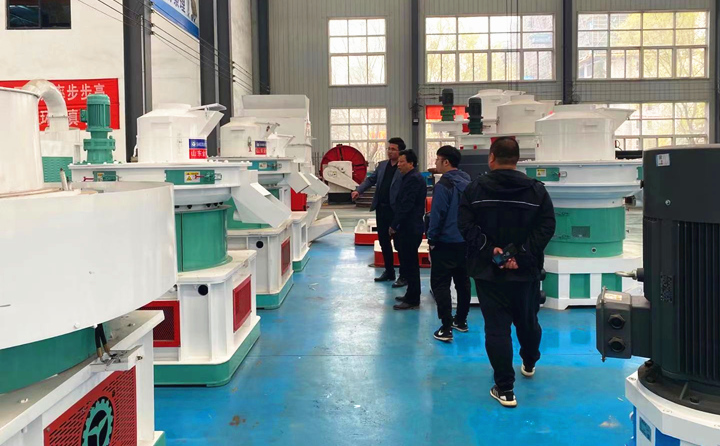 河南鄭州客戶考察木屑製粒機.jpg