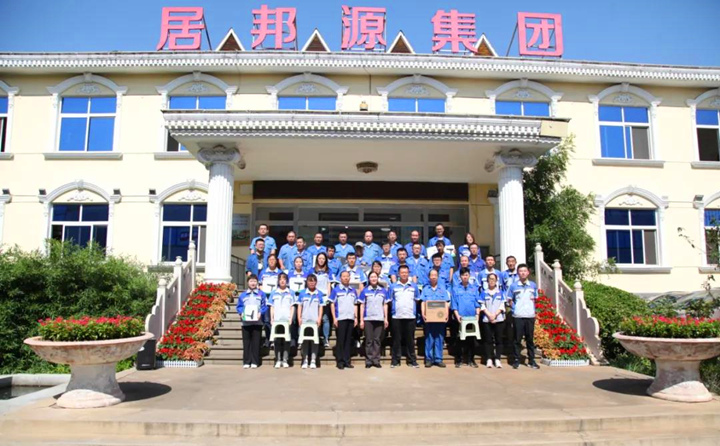 公司為(wei) 他們(men) 頒發了禮品並合影留念.jpg