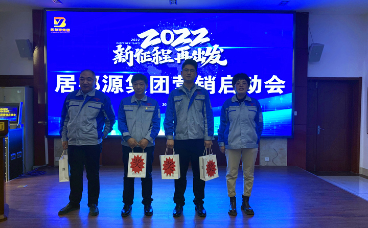李主任為(wei) 2022年1月份銷售冠軍(jun) 頒發激勵獎品.jpg