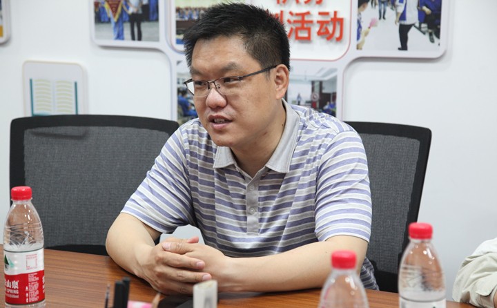 韓主任感謝集團付出的同時對集團防控安全工作進行了細致的了解，並叮囑企業(ye) 一定要嚴(yan) 格按照上級防控布署要求穩抓落實各項工作.JPG