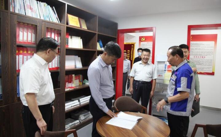 在黨(dang) 群活動室，工會(hui) 主席景奉全以PPT的形式向現場領導詳細介紹了居邦源集團的產(chan) 業(ye) 工人隊伍建設以及改革情況。.jpg