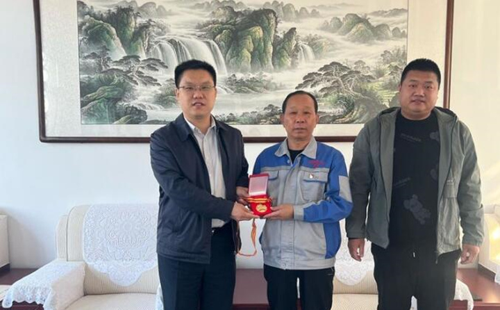 近日，山東(dong) 居邦源集團工會(hui) 主席景奉全同誌榮獲章丘區總工會(hui) 授予的“職工信賴的娘家人”和“章丘區五一勞動獎章”榮譽稱號，10月11日下午，雙山街道總工會(hui) 為(wei) 景奉全同誌頒發獲獎證書(shu) 和獎牌。.jpg