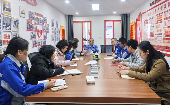 今後，要通過搭建“工事共辦”議事廳，把工作落實做細，讓一線職工說出所思所想、所需所盼，進而采取更接地氣、更加務實的舉(ju) 措，解決(jue) 好職工群眾(zhong) 急難愁盼問題，不斷增強職工的獲得感、幸福感和安全感.jpg