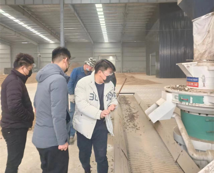在顆粒機生產(chan) 線製粒現場，回訪團隊與(yu) 客戶實地查看設備運行情況，對運行中出現過的一些情況進行現場答疑和討論交流。最後，客戶對本次回訪工作給予肯定，雙方希望後續能有更多麵對麵交流的機會(hui) 。.jpg