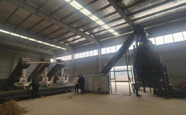 在顆粒機生產(chan) 線製粒現場，回訪團隊與(yu) 客戶實地查看設備運行情況，對運行中出現過的一些情況進行現場答疑和討論交流。最後，客戶對本次回訪工作給予肯定，雙方希望後續能有更多麵對麵交流的機會(hui) 。.jpg