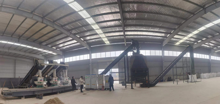 在顆粒機生產(chan) 線製粒現場，回訪團隊與(yu) 客戶實地查看設備運行情況，對運行中出現過的一些情況進行現場答疑和討論交流。最後，客戶對本次回訪工作給予肯定，雙方希望後續能有更多麵對麵交流的機會(hui) 。.jpg