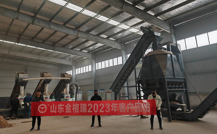 在顆粒機生產(chan) 線製粒現場，回訪團隊與(yu) 客戶實地查看設備運行情況，對運行中出現過的一些情況進行現場答疑和討論交流。最後，客戶對本次回訪工作給予肯定，雙方希望後續能有更多麵對麵交流的機會(hui) 。.jpg