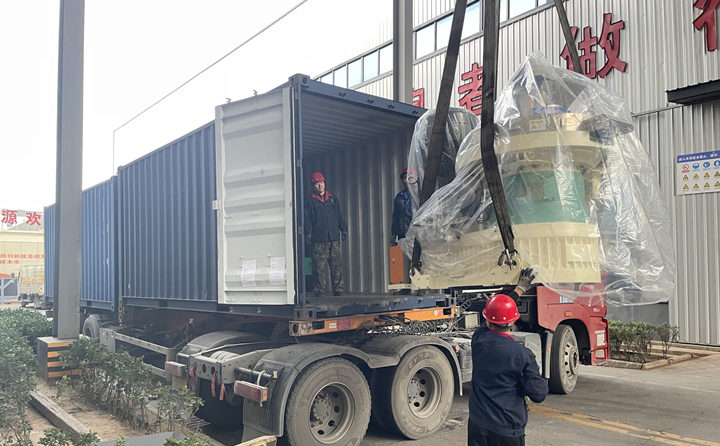 年產(chan) 5000噸的木屑顆粒機生產(chan) 線被發往巴基斯坦.jpg