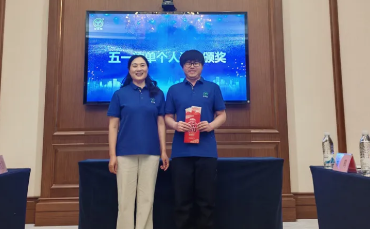 財務總監劉清華為(wei) 階段衝(chong) 刺中的銷售精英隆重頒獎.png